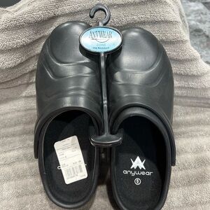 Anywear Women's Black Slip-Resistant Clogs